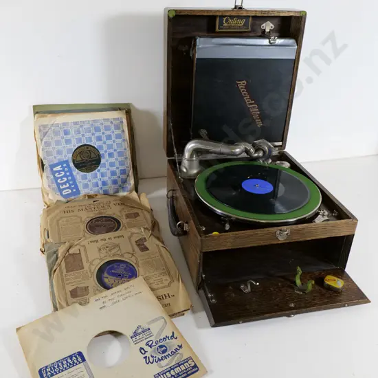 oak-cased portable wind-up gramophone - Outing Talking Machine Co New York - and various 78s H200 W350 D380