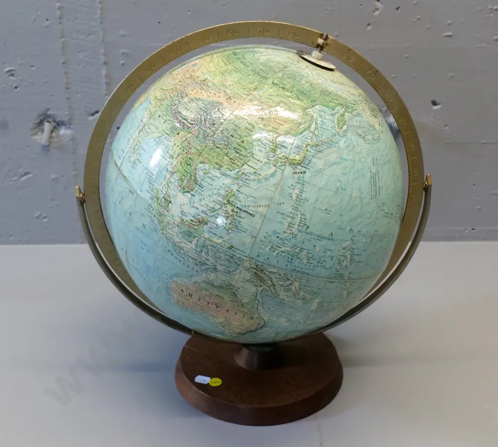 Reader's Digest world globe with contour relief, on wooden base H-420 Diameter 380 Image 1++