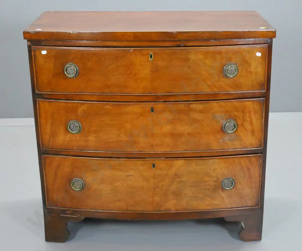 small mahogany Victorian bow front 3 drawer chest - some damage to veneer H-840 W-870 D-450 Image 1++