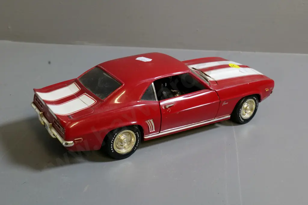 die-cast model car - 1:18 Ertl red Chevrolet Camaro Image 1++