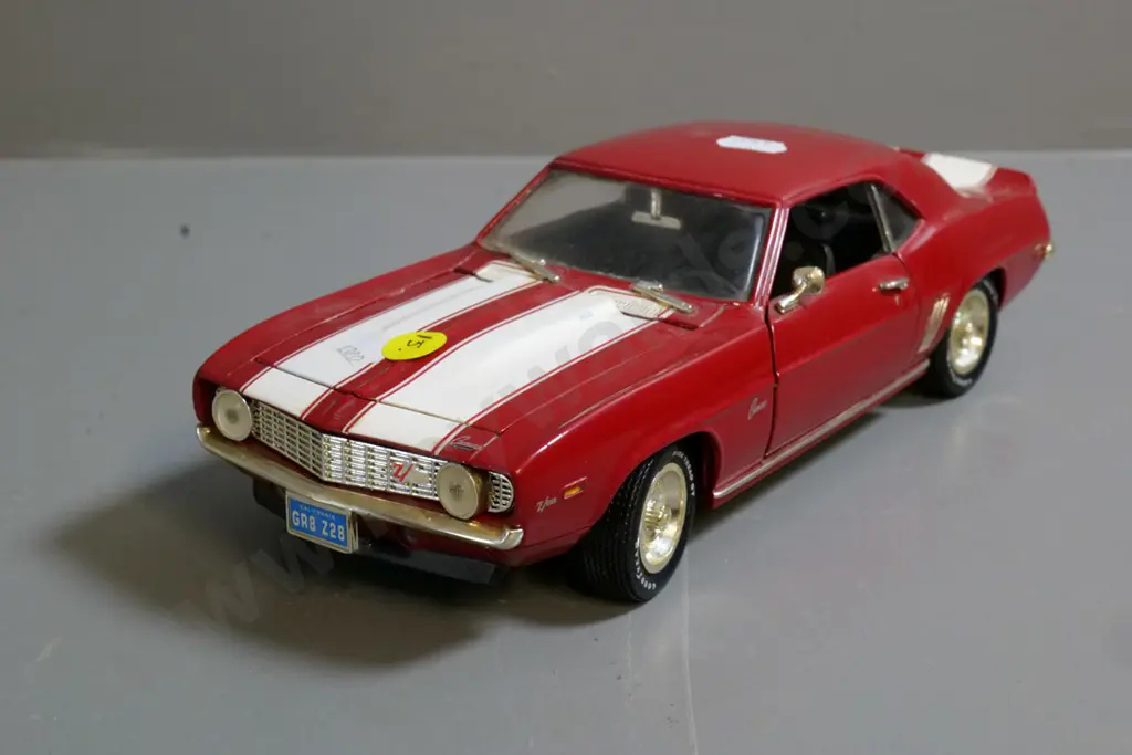 die-cast model car - 1:18 Ertl red Chevrolet Camaro Image 1++