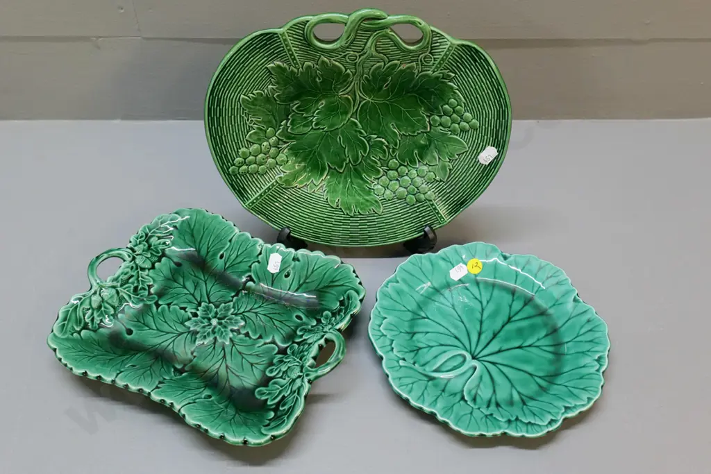 3 green Majolica plates - Davenport L-260 W-220,  Wedgwood and one unmarked Image 1++