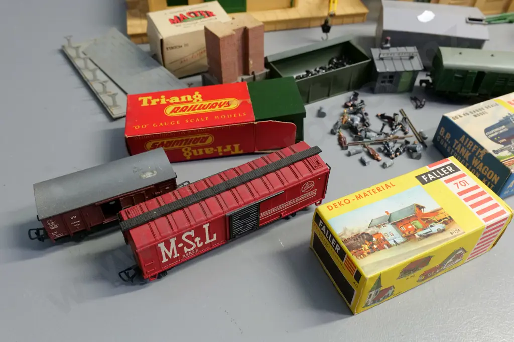 large assortment oo/HO model railway items - 2 boxed buildings, coal shed, assorted rolling stock, lead figures etc. Image 1++