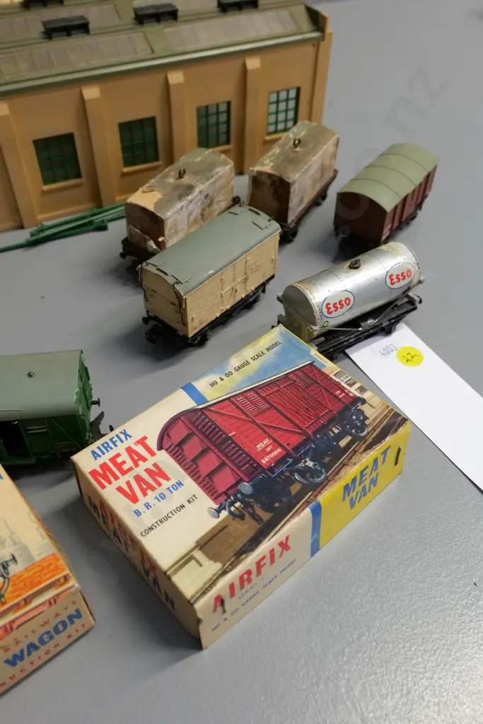 large assortment oo/HO model railway items - 2 boxed buildings, coal shed, assorted rolling stock, lead figures etc. Image 1++