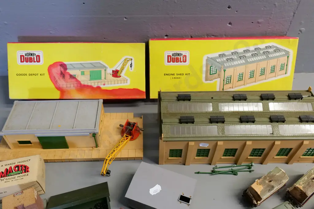 large assortment oo/HO model railway items - 2 boxed buildings, coal shed, assorted rolling stock, lead figures etc. Image 1++