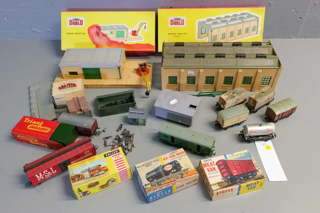 large assortment oo/HO model railway items - 2 boxed buildings, coal shed, assorted rolling stock, lead figures etc. Image 1++
