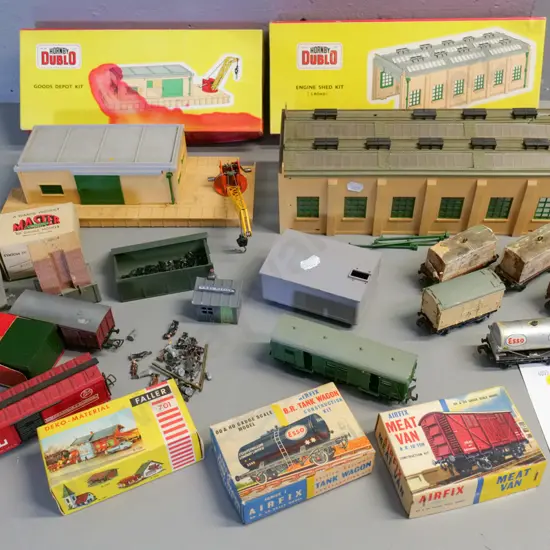 large assortment oo/HO model railway items - 2 boxed buildings, coal shed, assorted rolling stock, lead figures etc.
