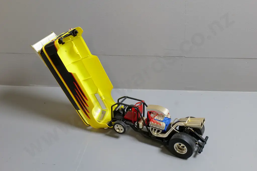 die-cast model 1:18 Hot Wheels custom Volkswagen combi Image 1++