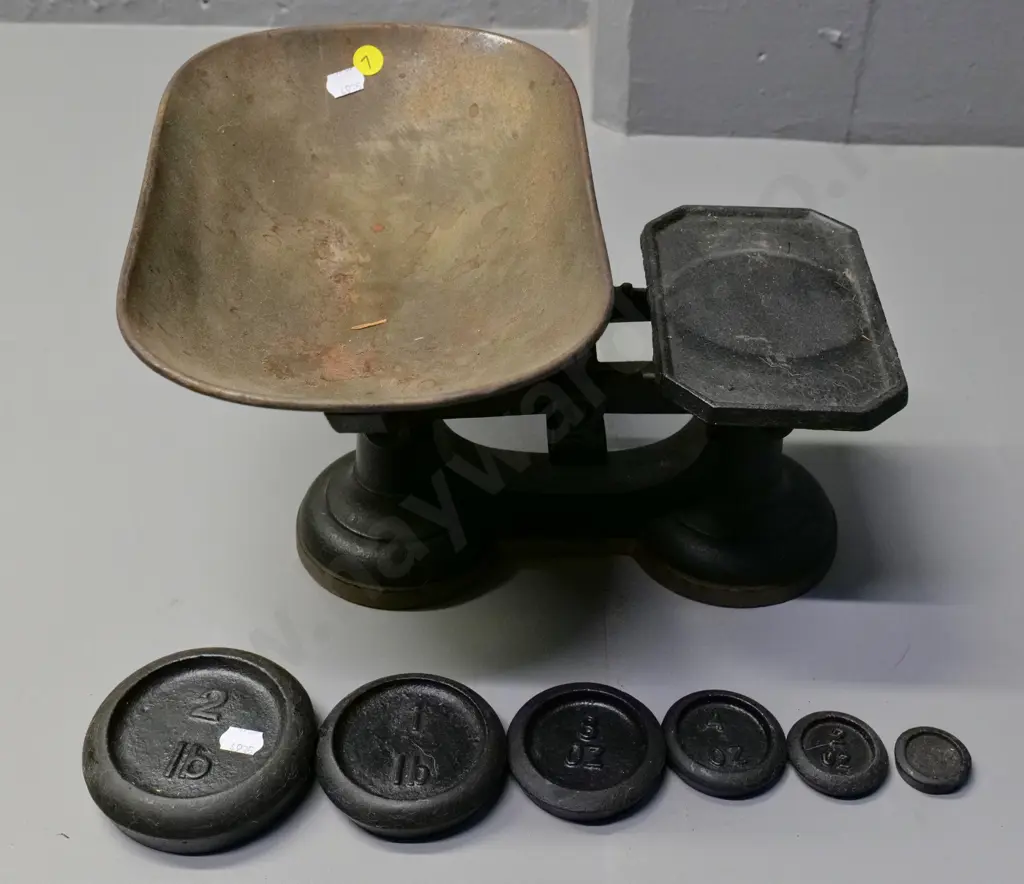 cast iron balance scales with 6 graduated weights H-200 W-320 Image 1++