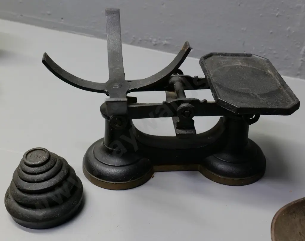 cast iron balance scales with 6 graduated weights H-200 W-320 Image 1++