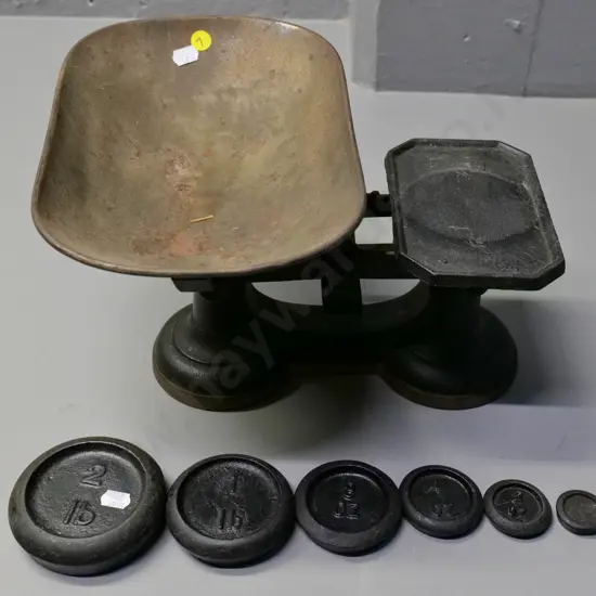 cast iron balance scales with 6 graduated weights H-200 W-320
