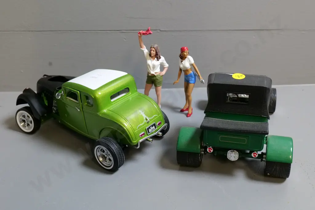 2 die-cast model cars - 1:18 Greenlight Custom Ford and 1:18 Road Signature Ford Model T plus 2 figurines Image 1++