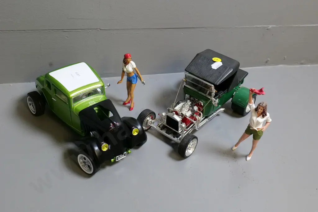 2 die-cast model cars - 1:18 Greenlight Custom Ford and 1:18 Road Signature Ford Model T plus 2 figurines Image 1++