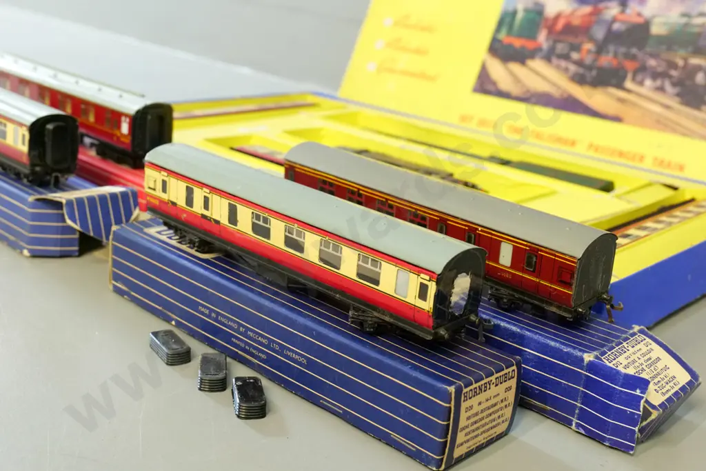 Boxed Hornby Dublo OO model railway set with extra loco, 4 passenger & dining cars, one original car missing Image 1++