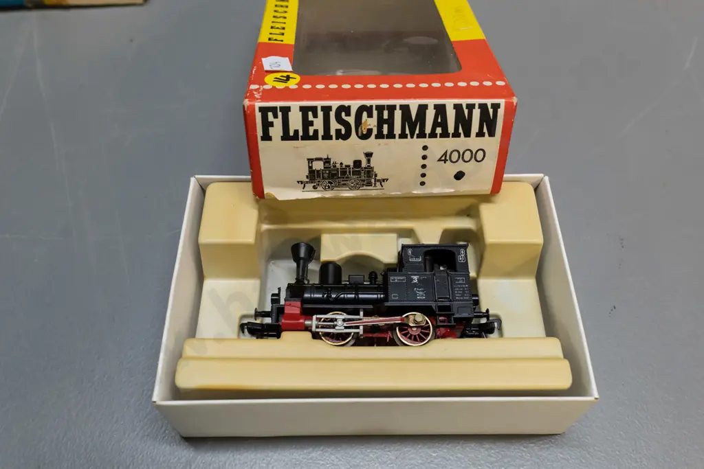 assorted model railway items - boxed Fleischmann locomotive, assorted rolling stock including 3 Airfix kits, etc. Image 1++