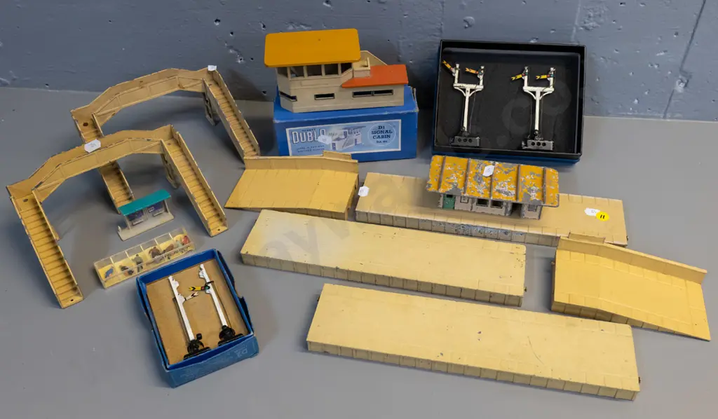 assorted model railway items - Hornby Dublo boxed alloy signal cabin, signals, overbridges, station platforms, etc. Image 1++