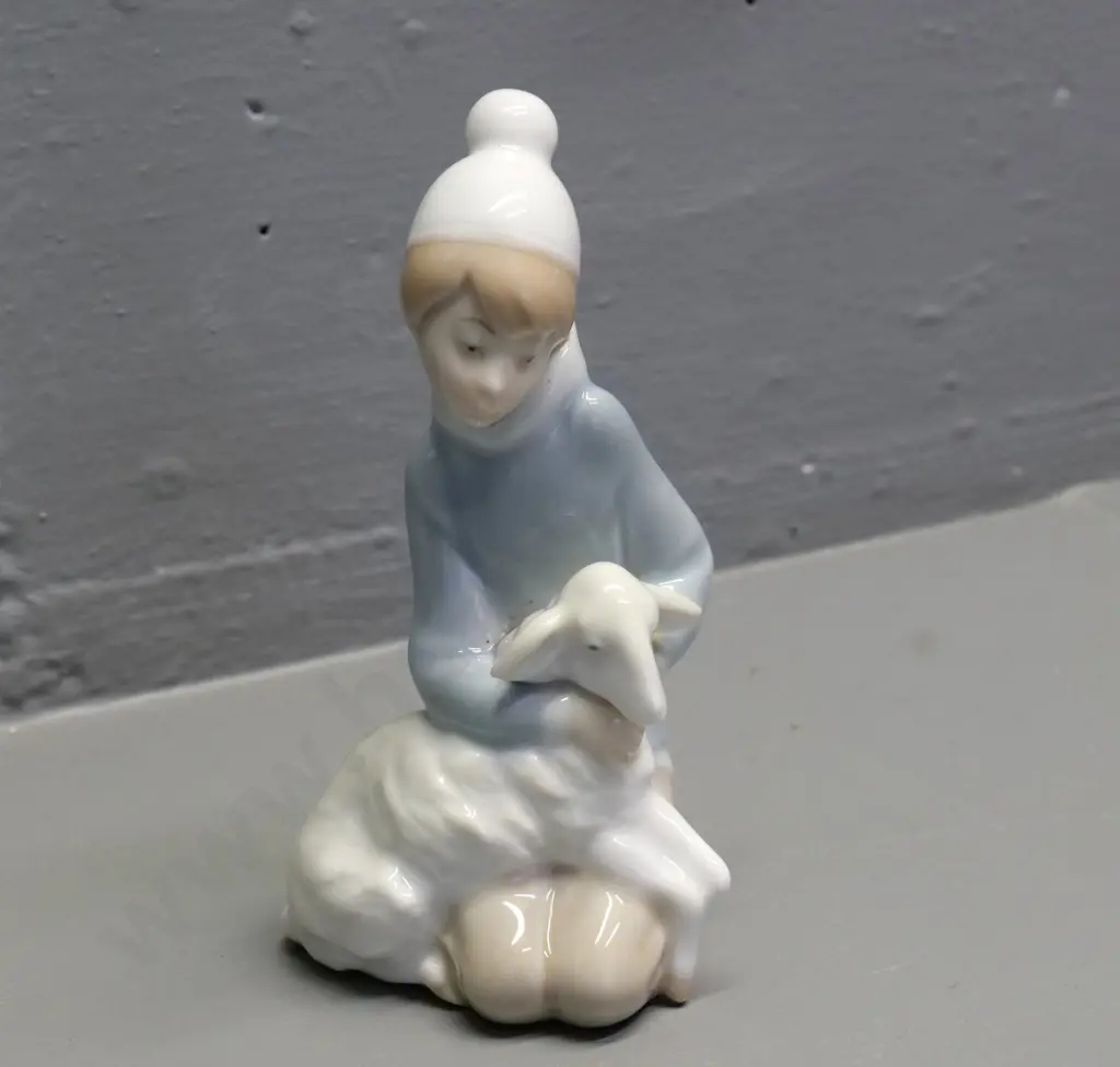 Lladro boy with lamb figure H-150 Image 1++