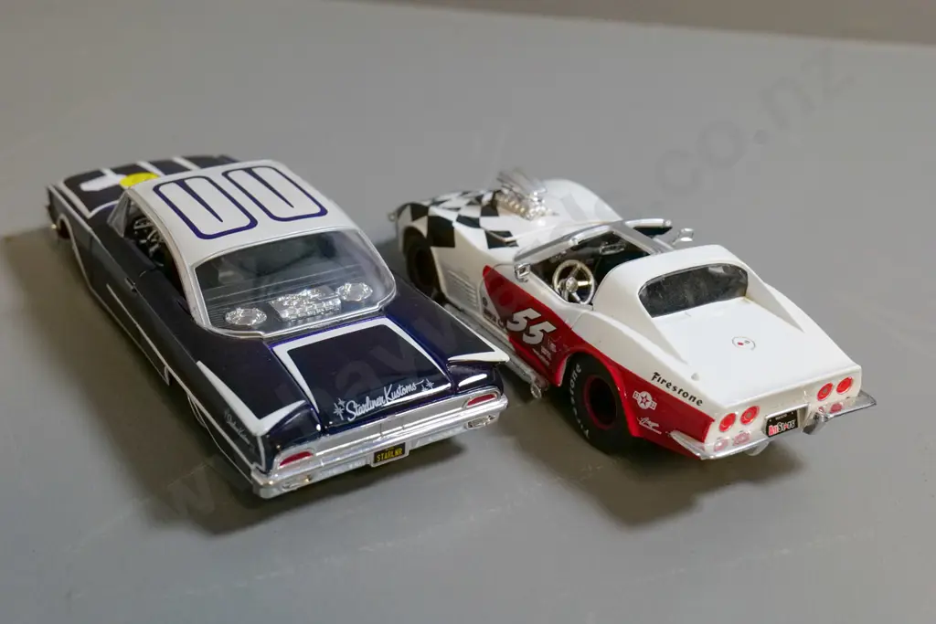 2 die-cast model cars 1:26 Maisto Ford and 1:24 Maisto Corvette Image 1++