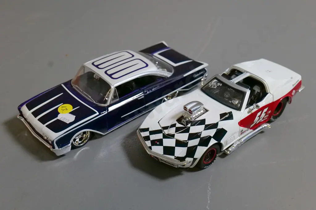 2 die-cast model cars 1:26 Maisto Ford and 1:24 Maisto Corvette Image 1++