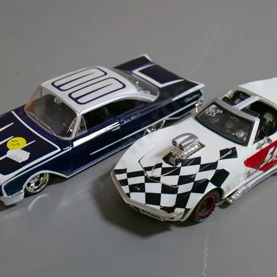 2 die-cast model cars 1:26 Maisto Ford and 1:24 Maisto Corvette