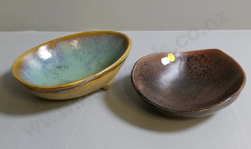 studio pottery - O.C.Stephen bowl a L-190 W-150 and another oval 2-footed bowl with no maker's mark Image 1++