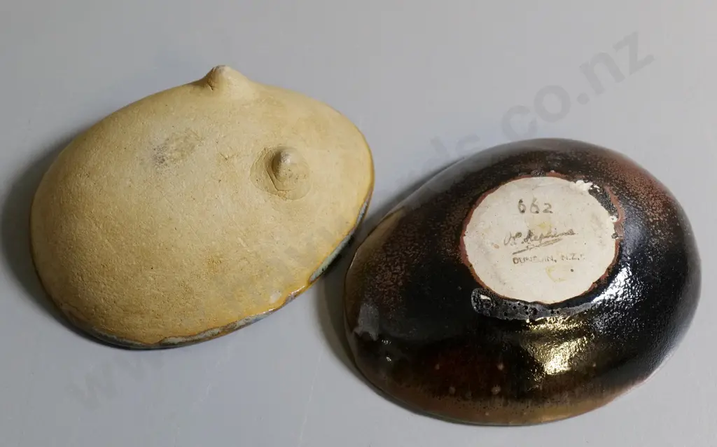 studio pottery - O.C.Stephen bowl a L-190 W-150 and another oval 2-footed bowl with no maker's mark Image 1++