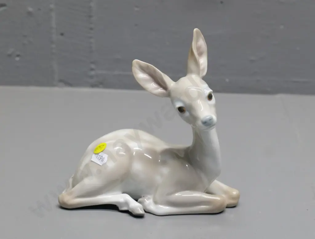 Lladro sitting fawn figure measuring H-180 L-170 Image 1++