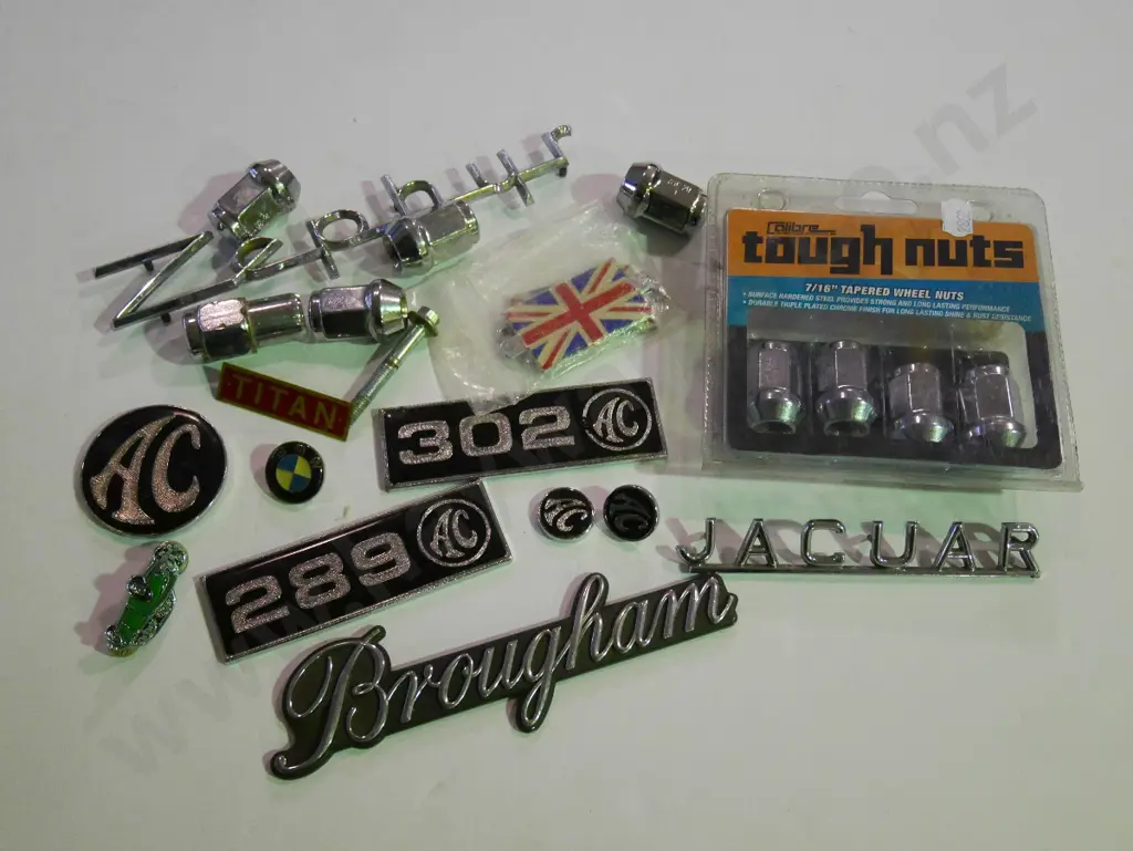 box; car badges, wheel nuts Image 1++