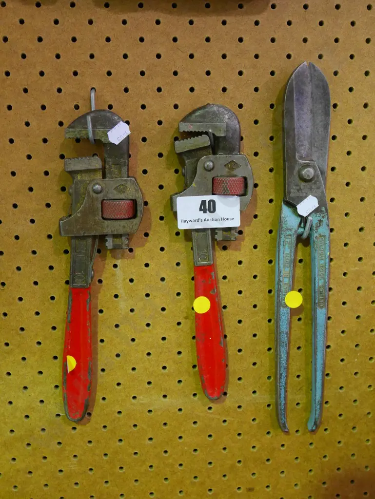 2 plumber's stilsons, pair of tin snips Image 1++