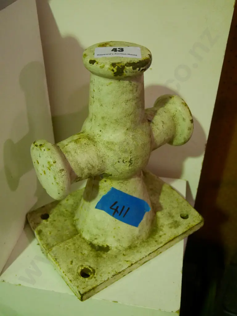 cast iron wharf hitch H-280 Image 1++