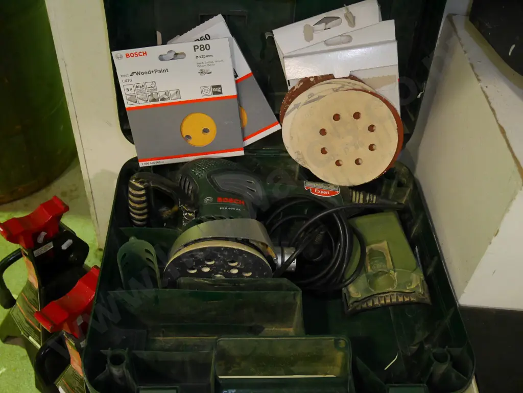 Bosch orbital sander with additional sandpaper discs Image 1++