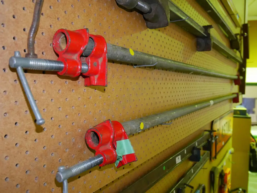 2 pipe clamps Image 1++