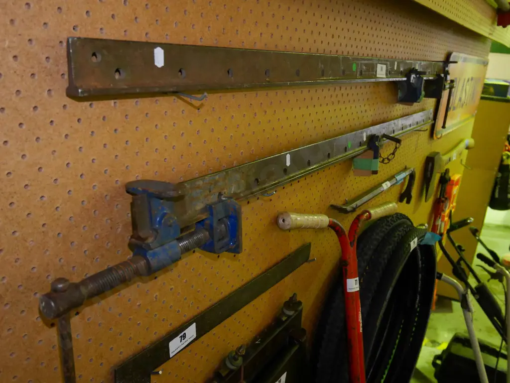 pair of sash clamps Image 1++