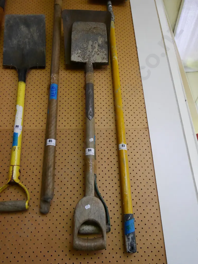 wide mouth shovel, garden spade Image 1++