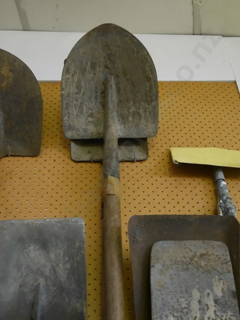 wide mouth shovel, shovel Image 1++
