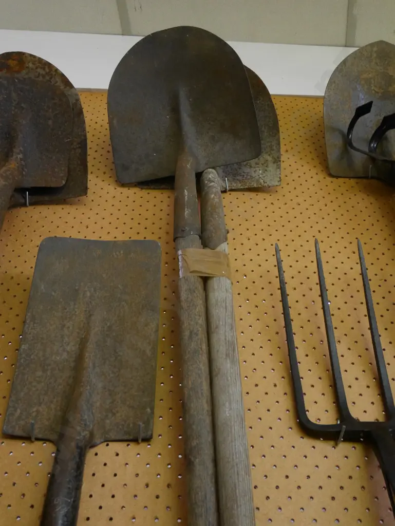 2x rusty shovels Image 1++