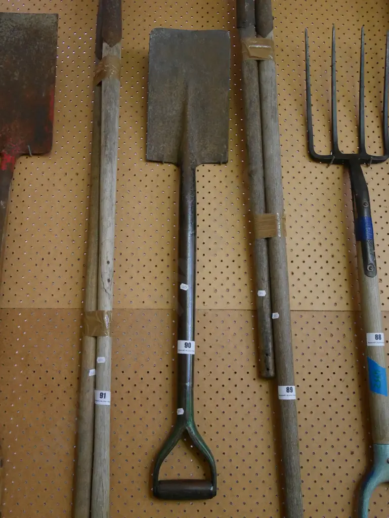 metal handled gardener's spade Image 1++
