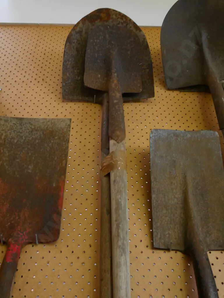 2x rusty shovels Image 1++