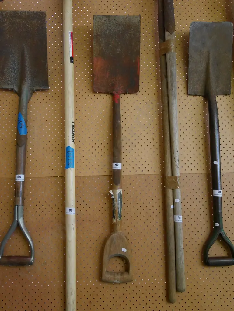 wooden handled garden spade Image 1++