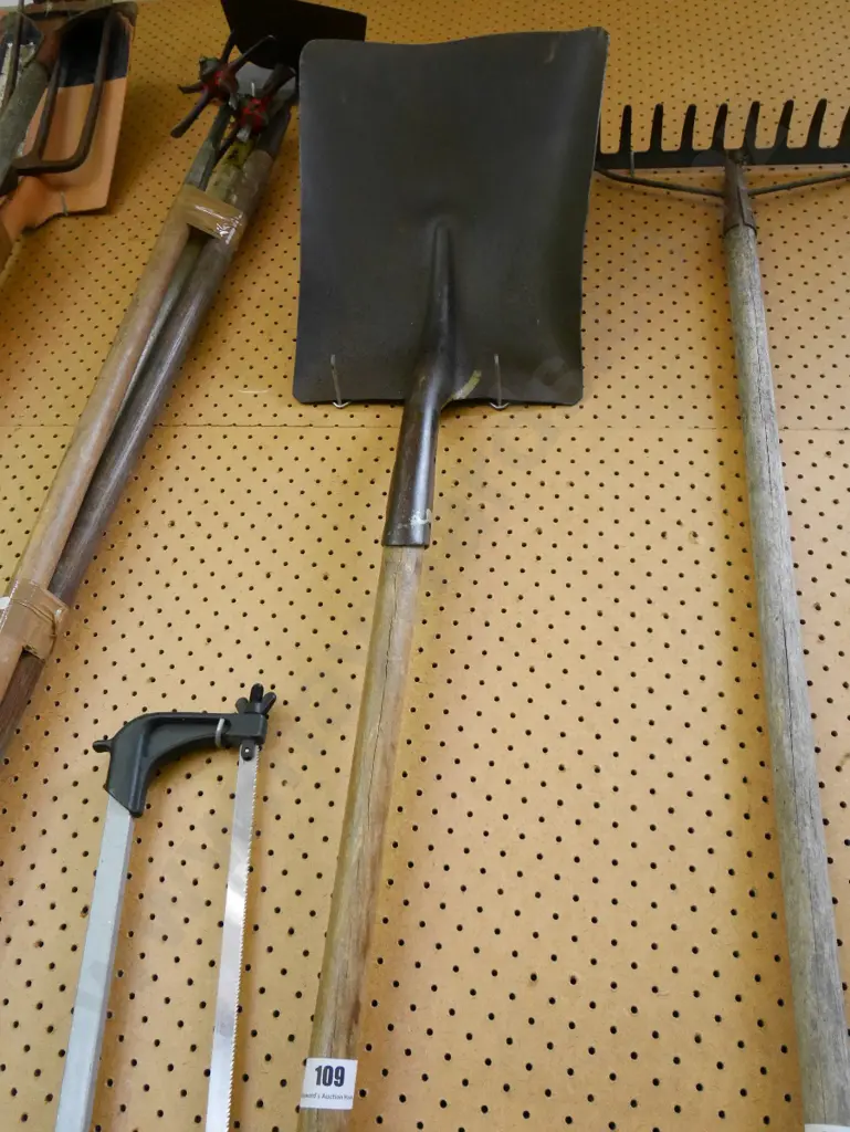 wide mouth shovel Image 1++