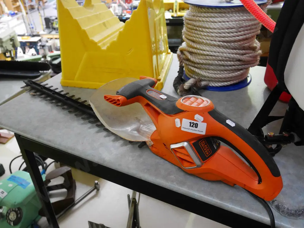 Black & Decker corded hedge trimmers Image 1++