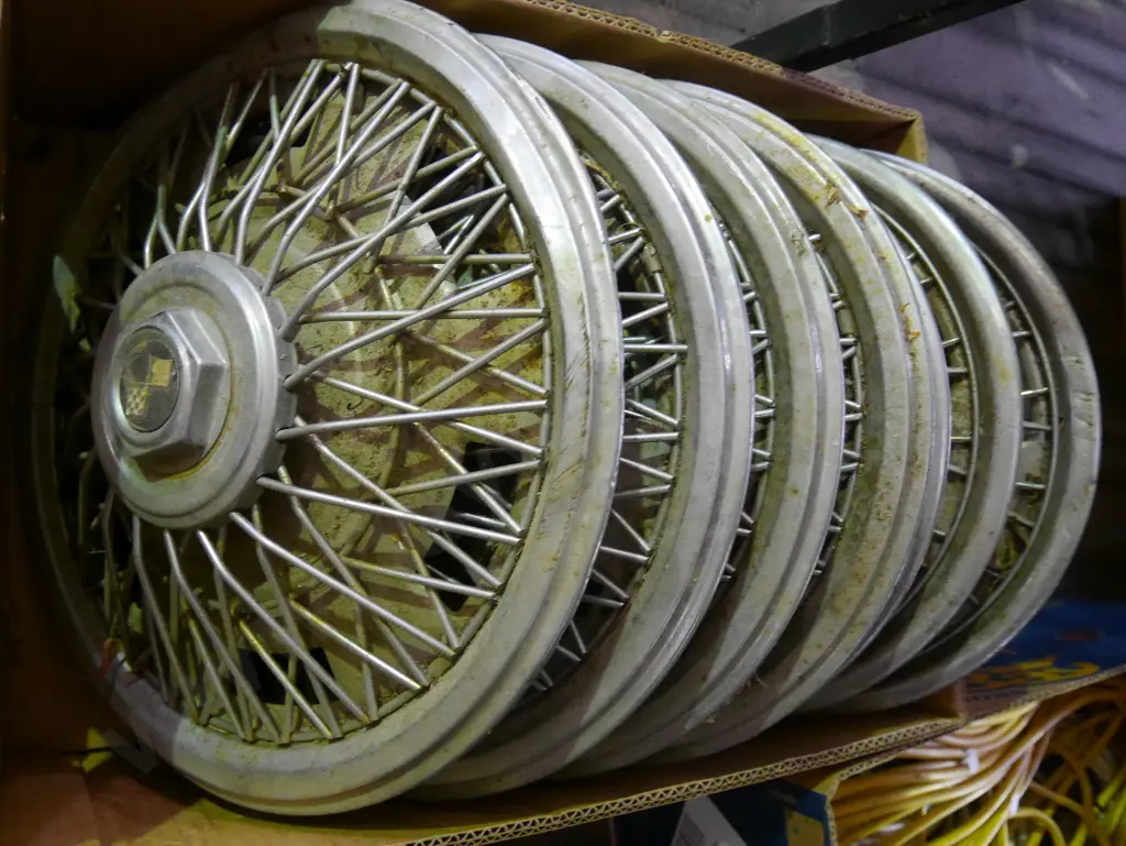 box of spokes, hub caps Image 1++