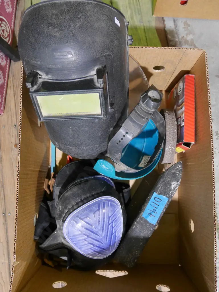 box; knee pads, railway angle, masks etc Image 1++