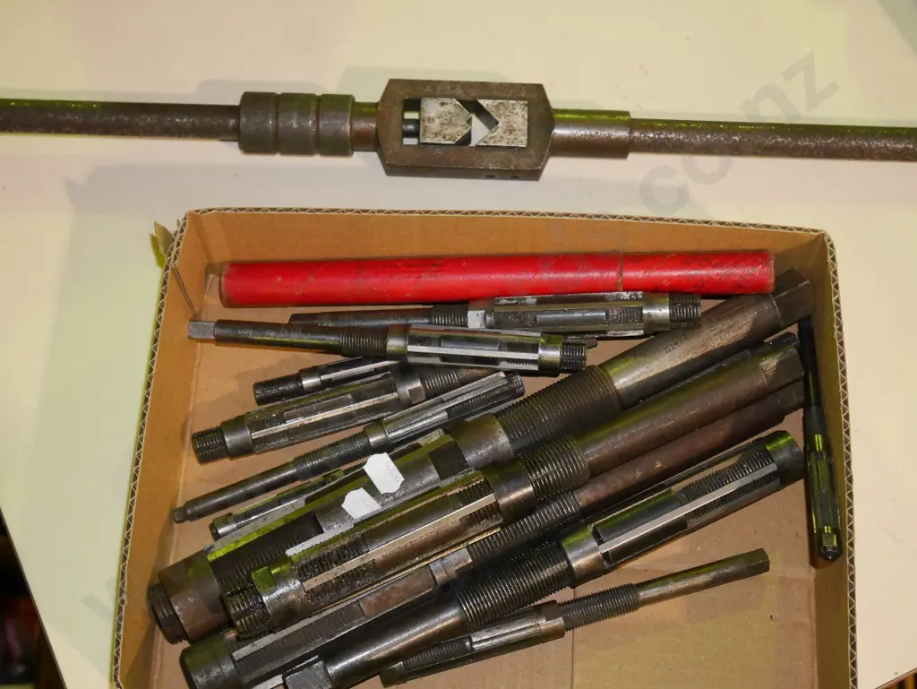 box of adjustable reamers, part tap and die Image 1++