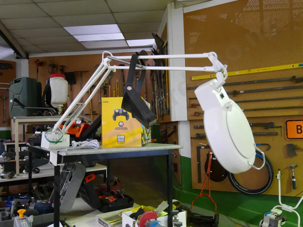 illuminated anglepoise magnifying glass, head band magnifier Image 1++