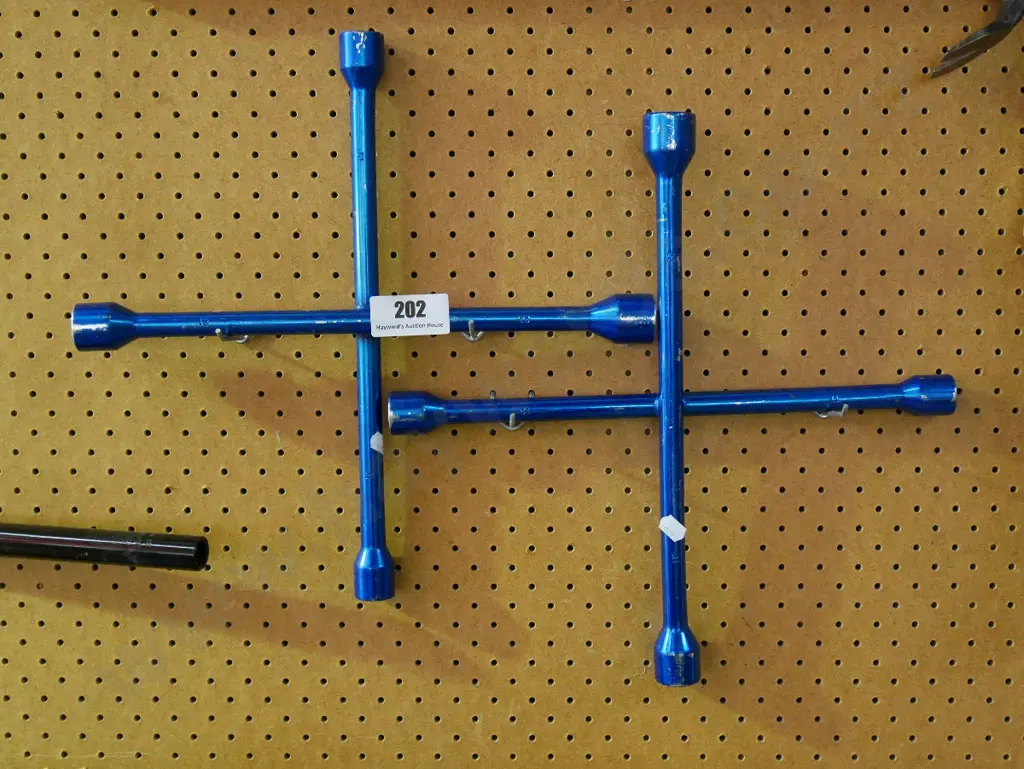 pair of tyre wrenches Image 1++
