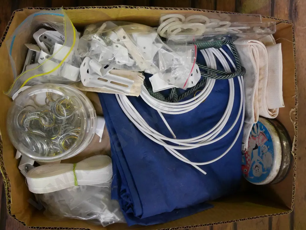 box; curtain hanging accessories Image 1++