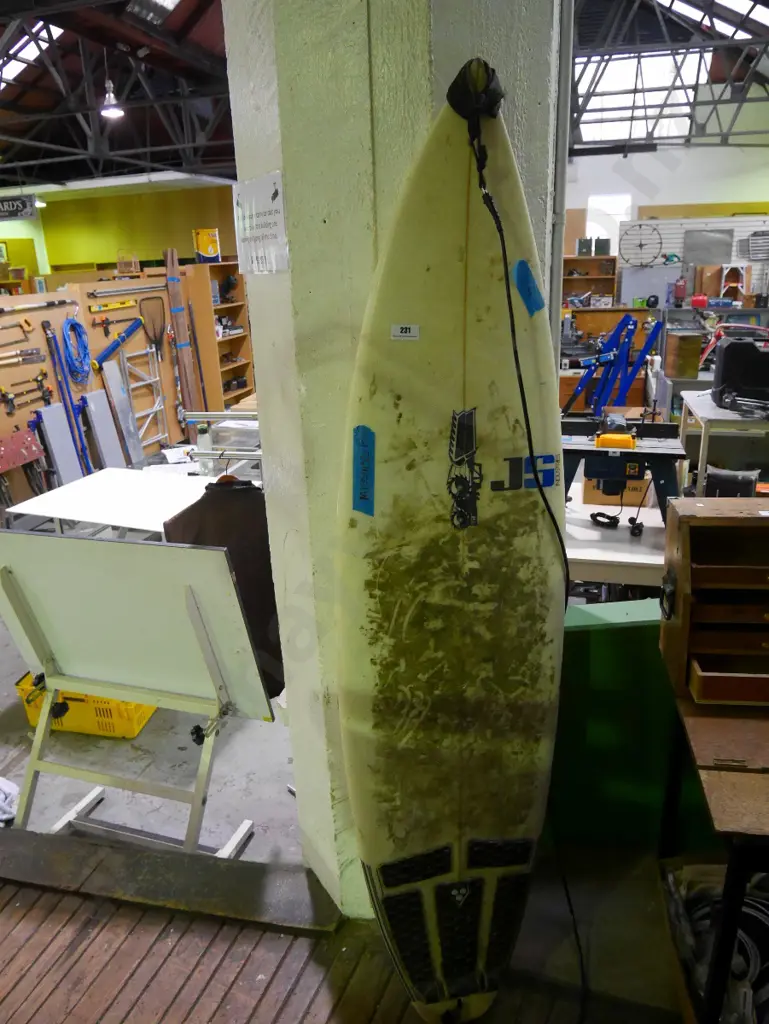 beaten up surfboard - missing fin Image 1++
