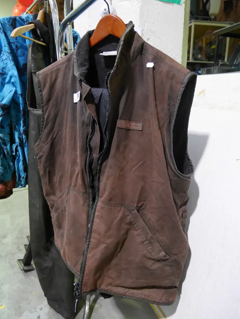 large Norsewear oilskin vest and waterproof pants Image 1++