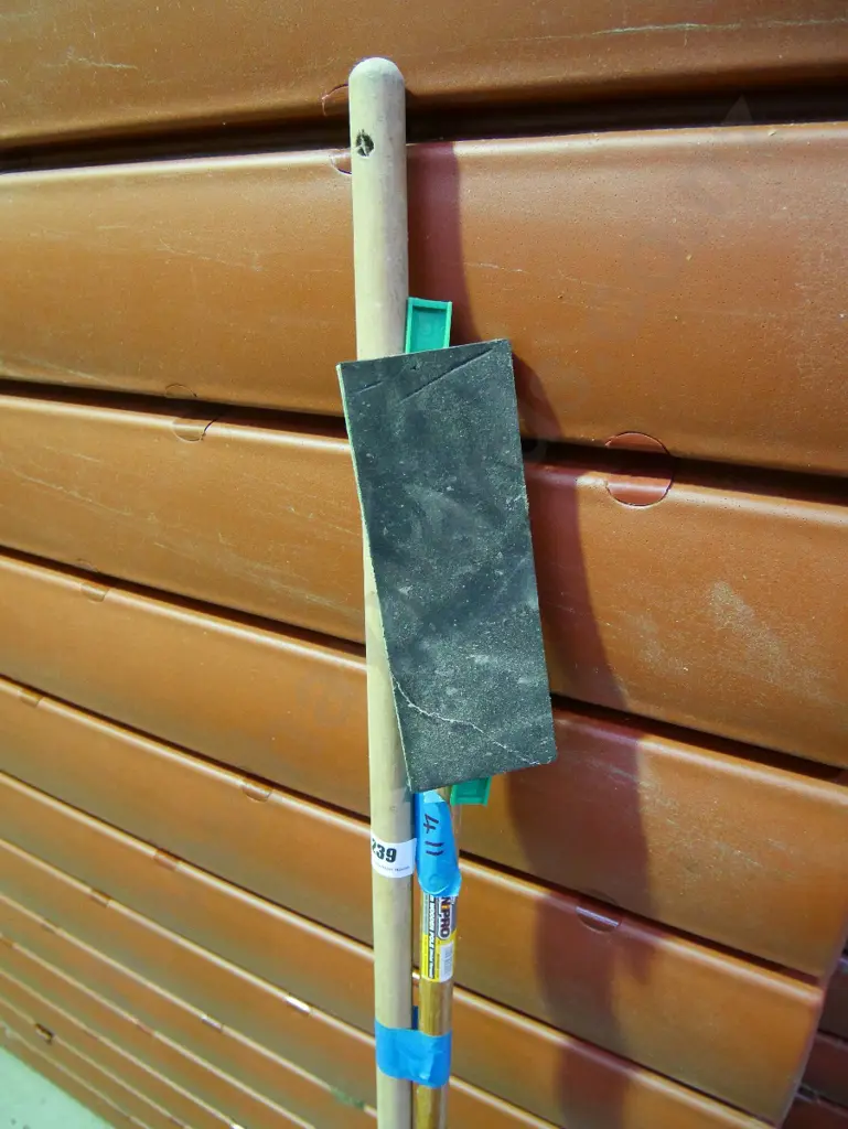 sanding pole, broom handle Image 1++